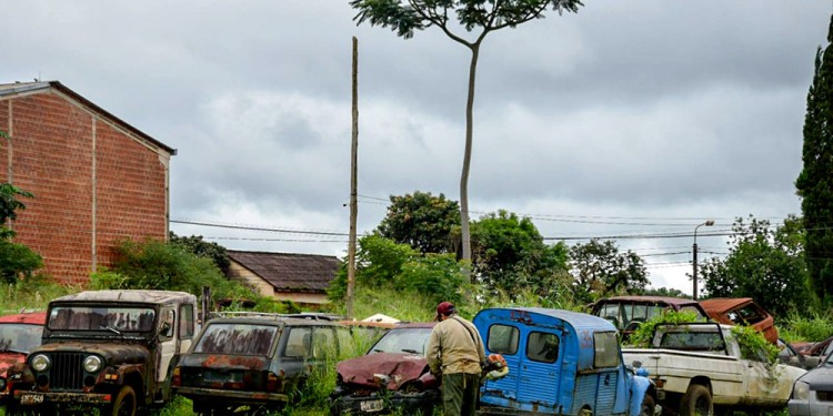 REALIDAD. En el predio de la comuna eldoradense, al igual que en otras de la provincia, abundan los automóviles y motocicletas que hace años no son reclamados. Ahora serán desguazados y compactados.