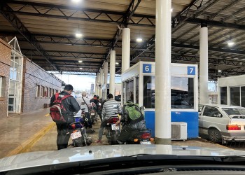 Está vigente un permiso para que algunos pacientes no deban hacer fila para cruzar el puente San Roque