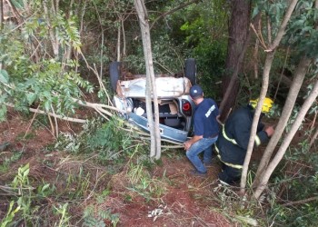 Dos lesionados tras despiste y vuelco en Aristóbulo