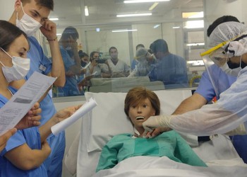 Alumnos de Enfermería piden más mesas para evitar deserción