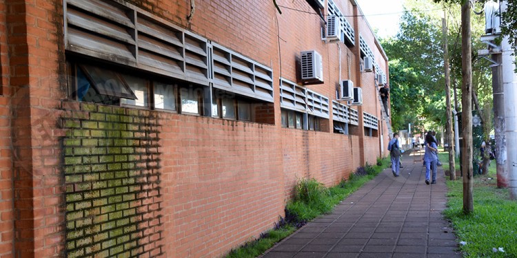 A TRABAJAR. En la EPET 1 instalarán todos los aires comprados.