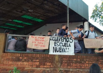 Alumnos de la EPET 54 de Eldorado reclaman un nuevo edificio: “No entramos más hasta tener una solución”