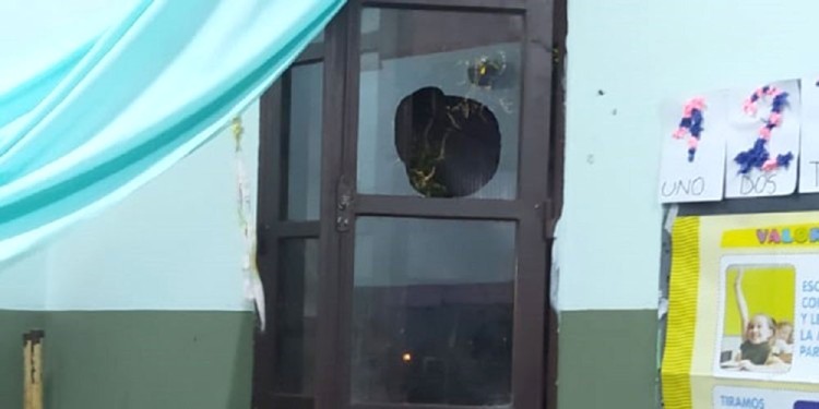 DAÑOS. Vidrios rotos, papel higiénico por todas partes, artículos de limpieza derramados, libros en el piso fueron algunos de los daños.