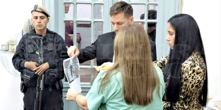 EJERCICIO. La forense Silvia Lanzos (de espaldas) explica al fiscal Vladimir Glinka la dirección del cuchillazo fatal que le atravesó el pecho a Horacelia Marasca.