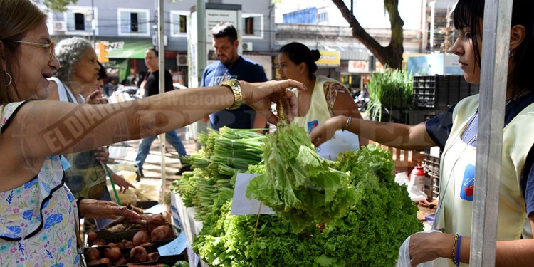 EN EL MICROCENTRO. Los clientes pudieron adquirir productos frescos, a bajos precios y con amplia variedad.