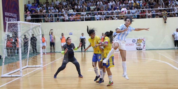 POR TODA LA GLORIA. Ante un Ian Barney II repleto, Argentina venció anoche a Colombia por la mínima. Hoy, final