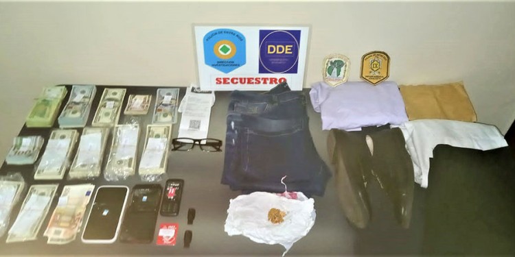 SECUESTRO. En poder de los presuntos ladrones, hallaron dólares, pesos, teléfonos viejos, ropa nueva y comprobantes.