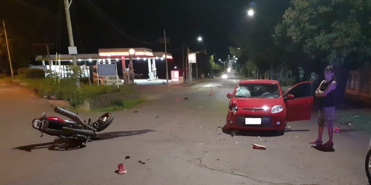 ESCENA. El fallecido iba de acompañante en una moto que chocó contra un auto.