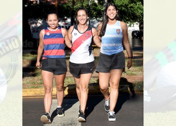 Las chicas juegan en casa