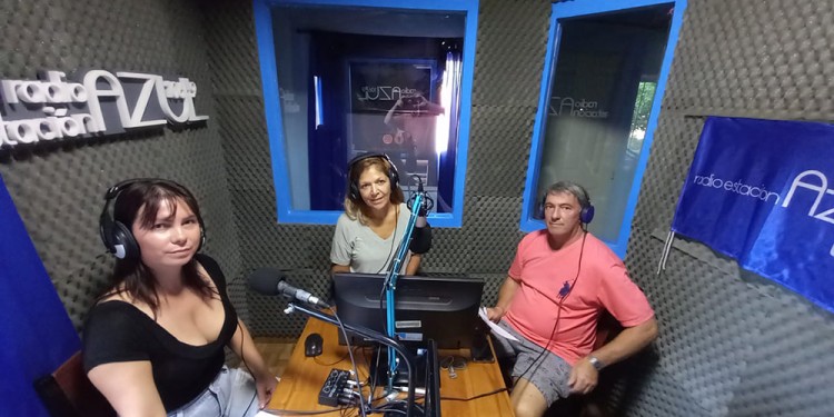 VOCEROS. Andrea Kovalski y Lito Olivera durante una entrevista con Gladys Acuña en Radio Estación Azul