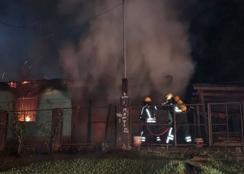 Prendió fuego a su casa con su familia adentro