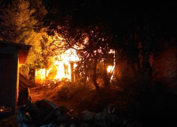 Incendio en dos gallineros, por poco no consumió una casa en San Vicente