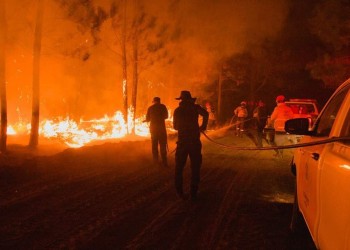Descontrolado incendio de grandes proporciones hace estragos en Ituzaingó