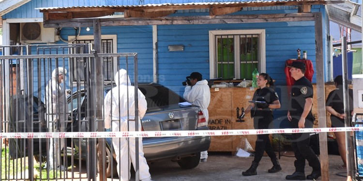 TAREAS. Personal de Policía Científica de la UR-X en medio de las pericias al Volkswagen Bora donde se encontraba el cuerpo sin vida de la víctima.