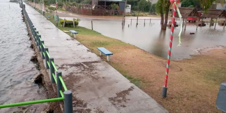 CERRADAS. Las playas y un camping de Itatí afectados por el río.