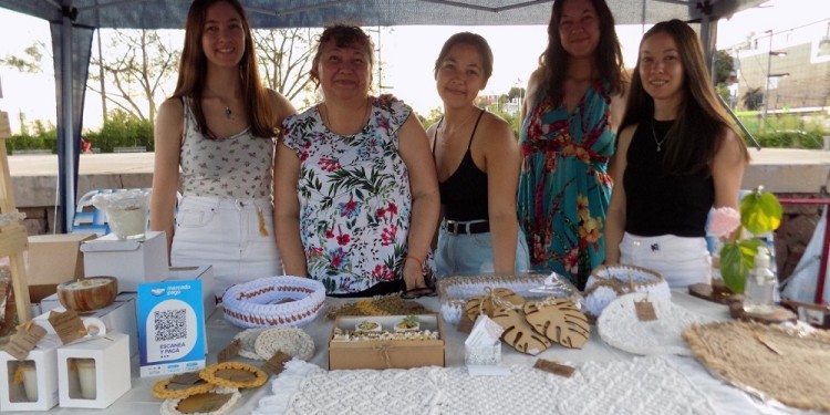 Graciela Acosta, rodeada de sus hijas que siempre la acompañan. En Instagram @arteydeco.hortencia