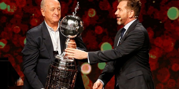 opa Libertadores - Draw -
Conmebol headquarters, Luque,
Paraguay - March 27, 2023
Conmebol president Alejandro
Dominguez with Luis Felipe
Scolari holding the
Libertadores trophy during the
draw. Foto NA-REUTERS/Cesar
Olmedo