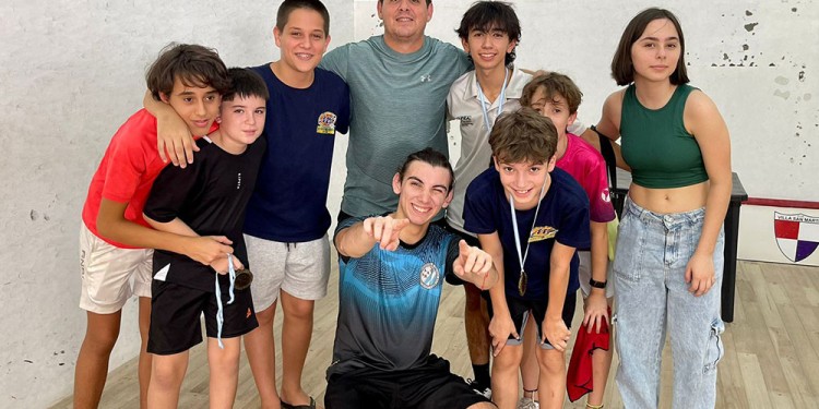 PRESENTE. Los jugadores posadeños, con su entrenador Ramírez Aranda.