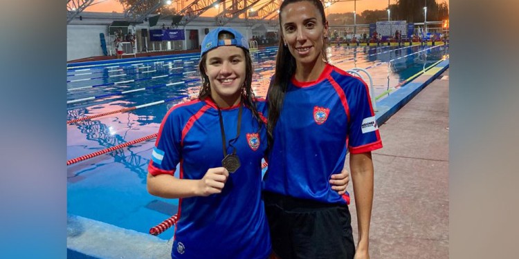 ALEGRÍA. Maka y la profe Marion, felices por el tercer puesto de la nadadora.