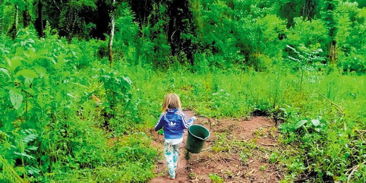 REITERADO RECLAMO POR EL AGUA. Tres de las seis comunidades no tienen agua potable, deben cruzar la ruta 12 y caminar kilómetros para conseguir un poco del líquido vital.