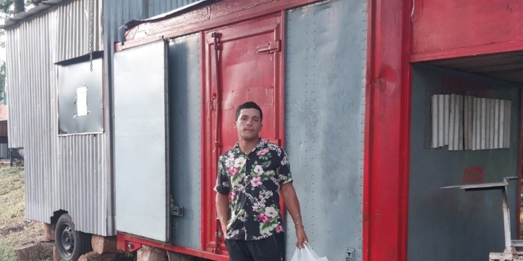 Néstor Costa junto a su carrito