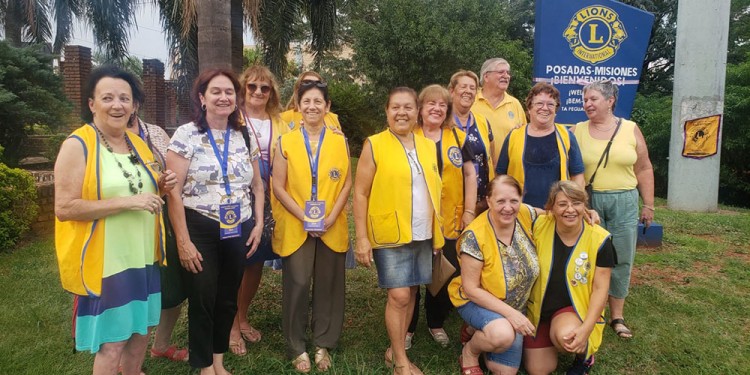 CELEBRACIÓN. Miembros del Club de Leones posaron frente al nuevo monolito de bienvenida a la ciudad.