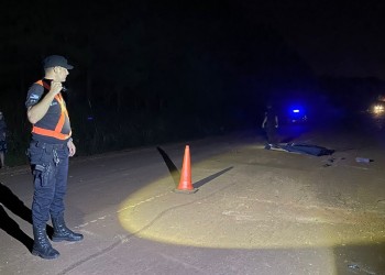 Quiso desviar a un motociclista, despistó y murió