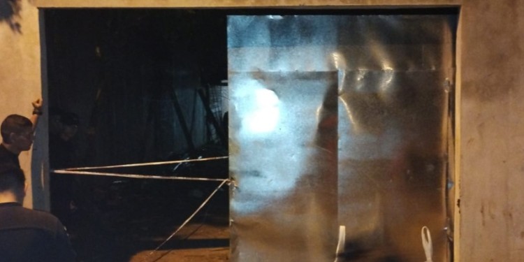 PERICIAS. La policía en el lugar del hecho con los primeros trabajos de investigación a cargo del juez Martín Brites.