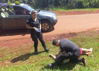 Policías le salvaron la vida a una mujer que se descompensó en la calle