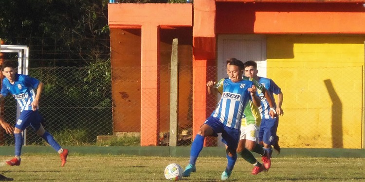 IGUALDAD. El Auriazul no pudo sumar de a tres en su debut en el torneo. (Gentileza: C. Reble)