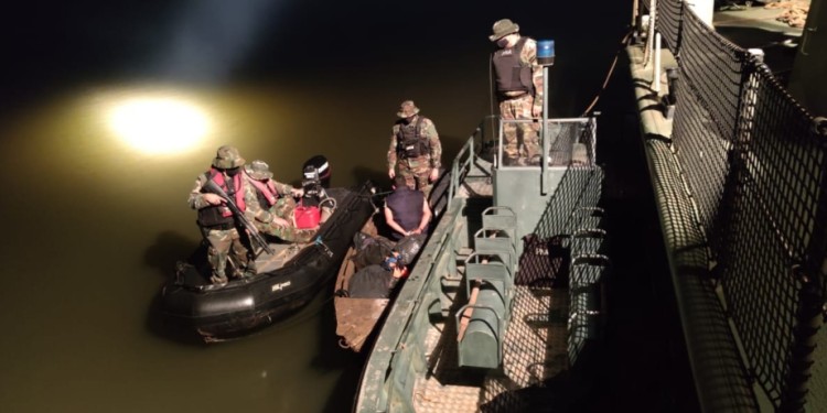 ESPOSADO. El acusado momentos después de intentar huir nadando.