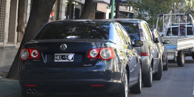 CONTROLES. Se aplican multas de entre 500 y 1.000 unidades fijas por circular con la patente adulterada.
