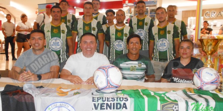 PILCHA Y SPONSOR. Guacurarí presentó en sociedad al plantel que jugará el Provincial, desde el próximo 19 de marzo.