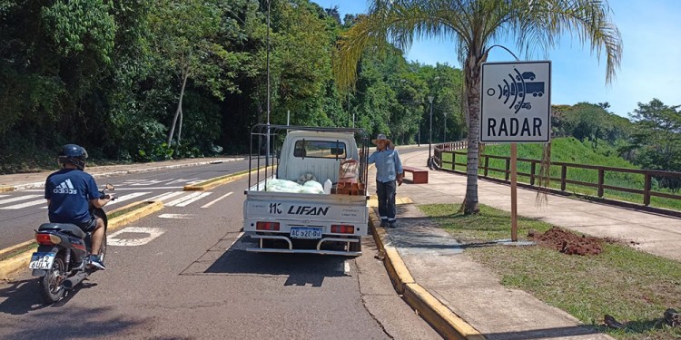 A TENER EN CUENTA. Superar el límite de velocidad establecido en avenidas de Iguazú, desde ayer, es exponerse directamente a multas electrónicas.