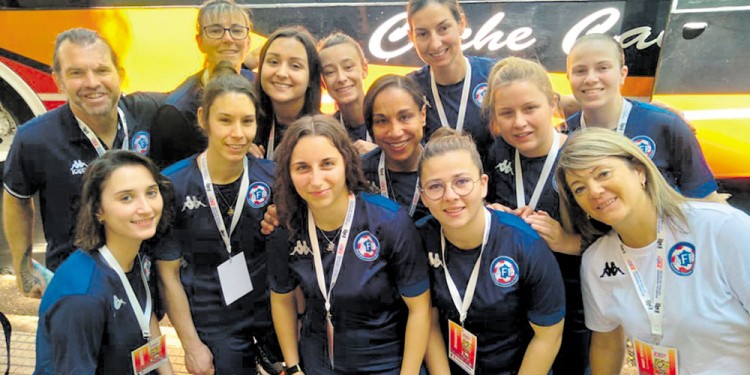 EL EQUIPO. Francia llegó a Misiones con once jugadoras, más su entrenador y equipo de colaboradores. Hoy debutará ante Estados Unidos por la Zona B.