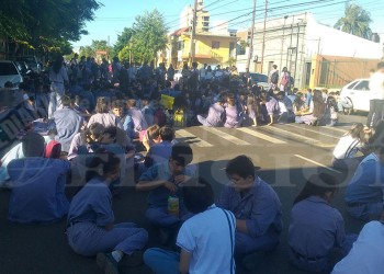 Sentada estudiantil frente a la EPET N°1 de Posadas para exigir mejores condiciones edilicias