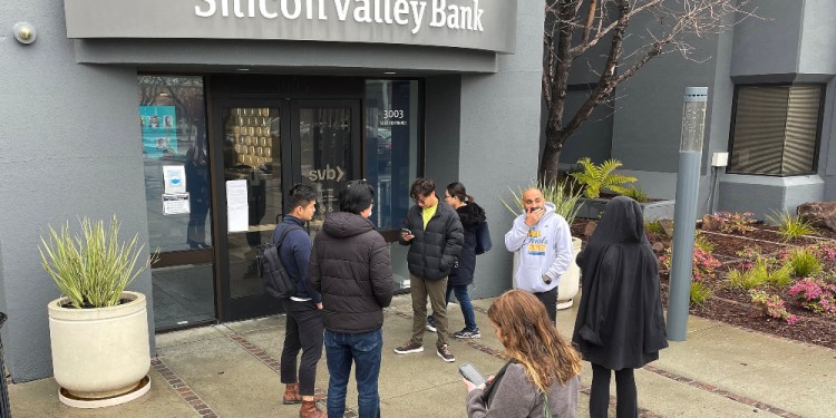 CRISIS. Grupo de gente a las puertas de un banco de SVB reclamando su dinero tras un corralito.