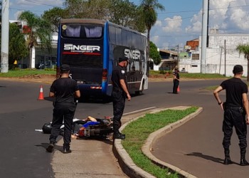Siniestro vial entre una moto y un micro deja un fallecido en la Rotonda de Posadas