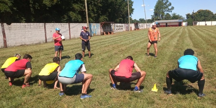 ARRANQUE. Serrano (de gorra y carpeta) comenzó una nueva etapa en Pipó. (Foto gentileza G.Romero).