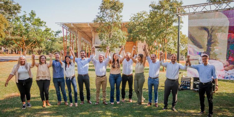 LOS CANDIDATOS. El intendente de Posadas, junto a las mujeres y hombres que lo acompañarán en la búsqueda de la reelección al frente de la comuna.