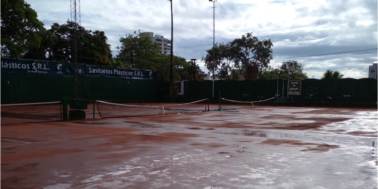 BATIDA... Y MOJADA. Así lucían ayer por la mañana las canchas del ITC.