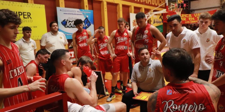 ESTRATEGIA. Ponissi y sus jugadores buscarán volver hoy a la victoria. (Foto Prensa Tokio)