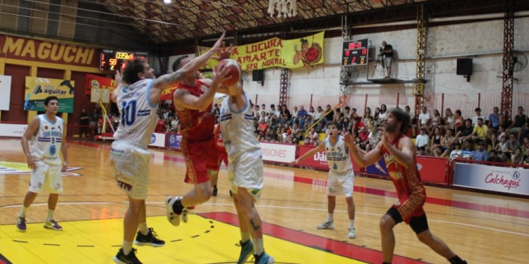 TRABADO. El partido fue durísimo para Tokio y se definió en el último cuarto. (Fotos Prensa Tokio).