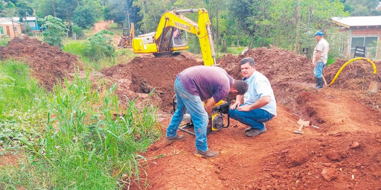 EN REPARACIÓN. La red de agua recién volvería a la normalidad hoy. (Gentileza: Norte Misionero)