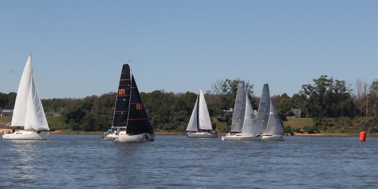 CON POCO VIENTO. La jornada final estuvo marcada por la falta del elemento necesario, razón por la cual los veleros culminaron ayer la prueba a motor (Foto: gentileza Atilio Ramírez)