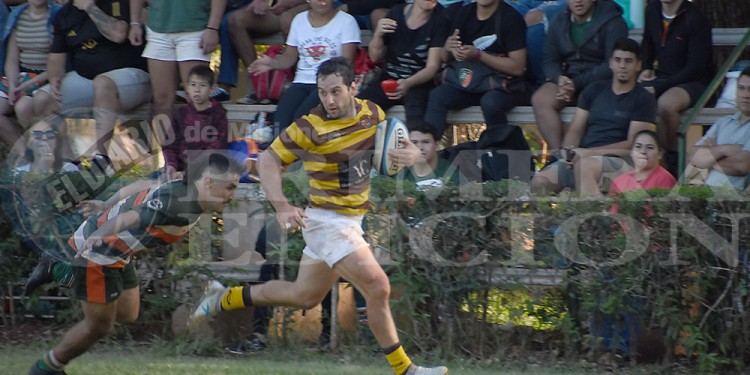 AL TRY. Joaquín Palisa deja atrás el tackle de Esquivel y se dirige al ingoal de Lomas para apoyar su ensayo.