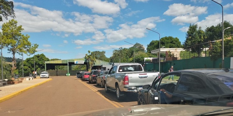 COLAPSO. El servicio internacional de balsa de pasajeros de El Soberbio colapsó e impulsó la actividad hotelera con los varados (Foto: gentileza Ricardo Dahmer)