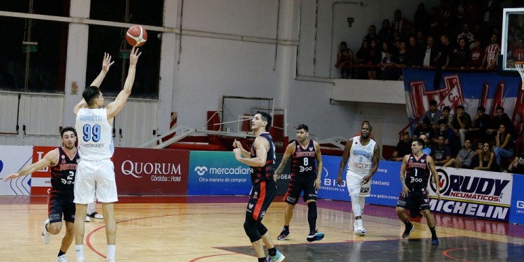 A LEVANTAR. En su última presentación, el conjunto de la tierra colorada cayó frente al puntero Instituto de Córdoba (Foto: gentileza La Liga)