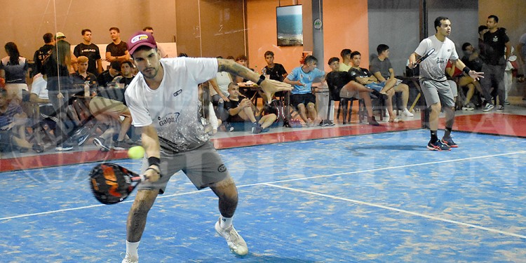 REPLETO. Tanto los espacios inferiores como superiores lucieron llenos de espectadores ávidos por ver buen pádel.