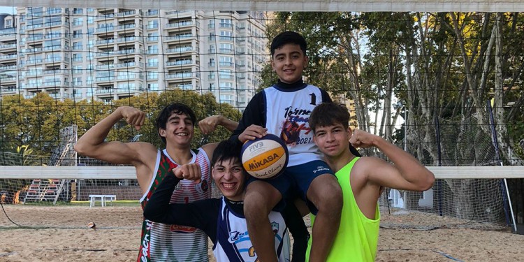 BIEN ALTO. Vega, sobre los hombros de sus compañeros en el CeNARD.